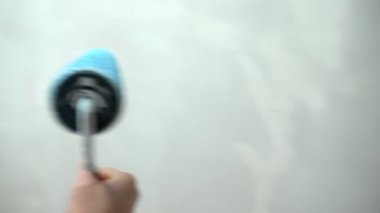  Birinci şahıs bakış açısı. Tekerlekli sandalyeli erkek eli. Duvarı boyuyor..