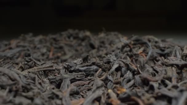 Extremadamente cerca, detallado. fondo de té de hoja negra dispersa — Vídeos de Stock