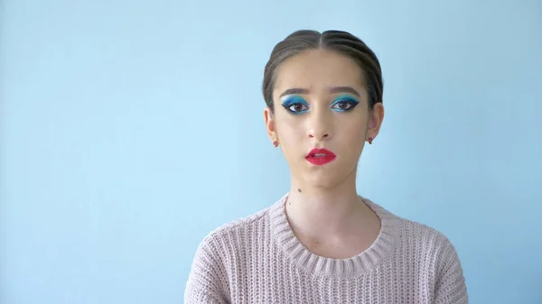 Retrato de una hermosa modelo de chica con maquillaje brillante. emoción de arrogancia — Foto de Stock