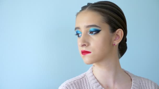 Portret pięknej modelki z jasnym makijażem. uczucie arogancji — Wideo stockowe
