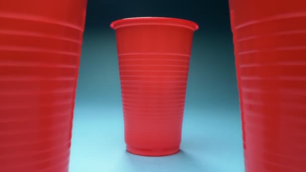 Estremamente ravvicinato, dettagliato. bicchieri di plastica rossa con cannucce da cocktail — Video Stock