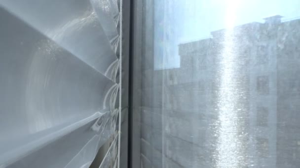 Primer plano extremo, detallado. vista entre persianas de hierro y ventana — Vídeo de stock
