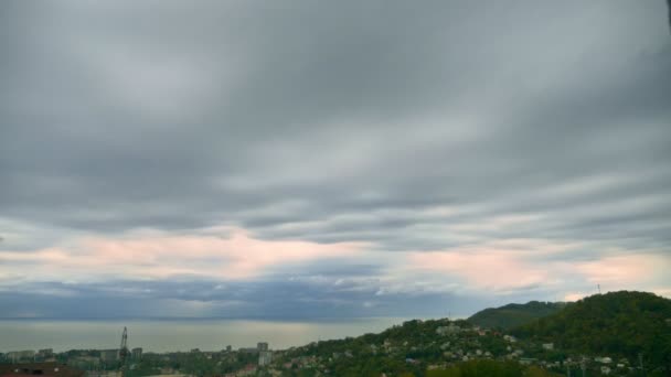 Timelapse mozgó felhők felett a tenger partján naplementekor — Stock videók