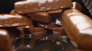 Aşırı yakın plan, detaylı. Bir sürü çikolata. yiyecek arka planı