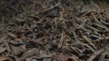 Son derece yakın plan, detaylı. Dağınık siyah yaprak çayının arka planı