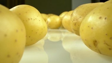 Aşırı yakın plan, detaylı. Masada bir sürü beyaz patates var.