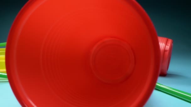 Estremamente ravvicinato, dettagliato. bicchieri di plastica rossa con cannucce da cocktail — Video Stock