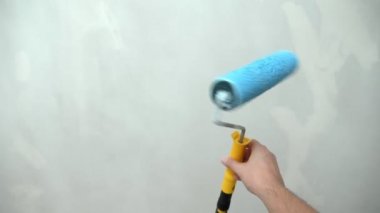  Birinci şahıs bakış açısı. Tekerlekli sandalyeli erkek eli. Duvarı boyuyor..