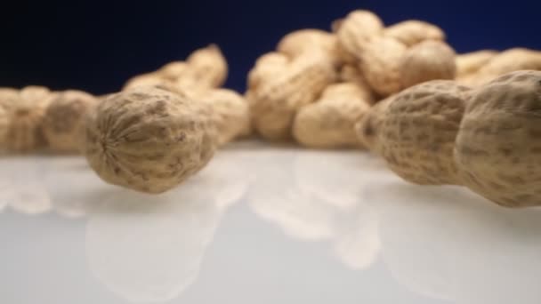 Extrem hautnah, detailliert. Erdnüsse in Schalen auf dunklem Hintergrund — Stockvideo