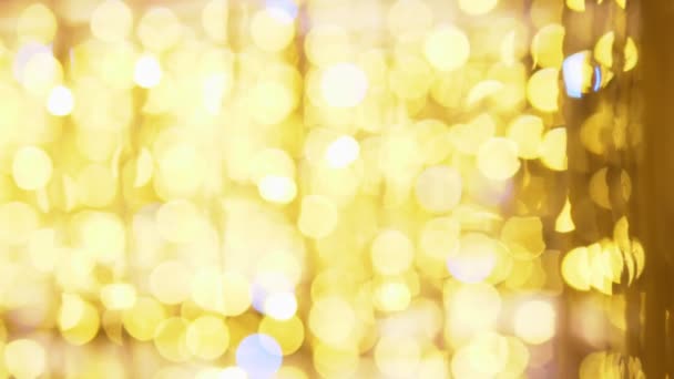 Homályos háttér. Másolás. Arany fények koszorú kék fáklyákkal — Stock videók