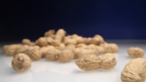 Extremt närbild, detaljerad. jordnötter i skal på en mörk bakgrund — Stockvideo
