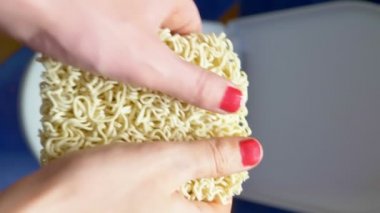 Yakın plan. Suyun altındaki manzara. Adam tuvaletteki suya yemek atıyor.