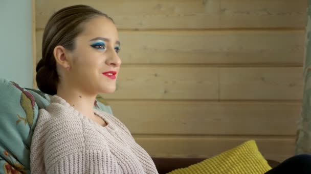 Portret pięknej modelki z jasnym makijażem. uczucie arogancji — Wideo stockowe
