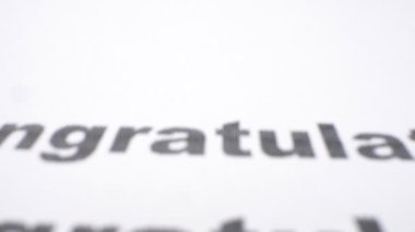 Mesaj arkaplanı. Kelime tebrikleri listeli bir kağıda basıldı.