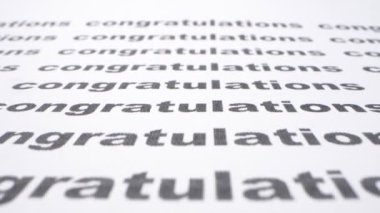 Mesaj arkaplanı. Kelime tebrikleri listeli bir kağıda basıldı.