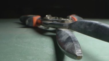 Son derece yakın plan, detaylı. Metal için makas koyu arkaplanda