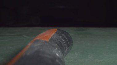 Son derece yakın plan, detaylı. Metal için makas koyu arkaplanda