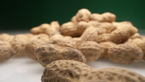 Extremt närbild, detaljerad. jordnötter i skal på en mörk bakgrund — Stockvideo