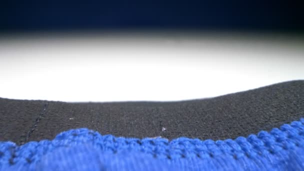 Close-up extremo, detalhado. costuras em cuecas dos homens azuis — Vídeo de Stock