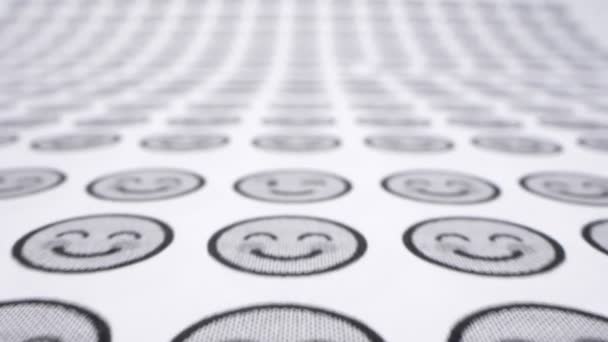 笑顔を背景に。紙に笑顔のアイコンが描かれています。閉鎖 — ストック動画