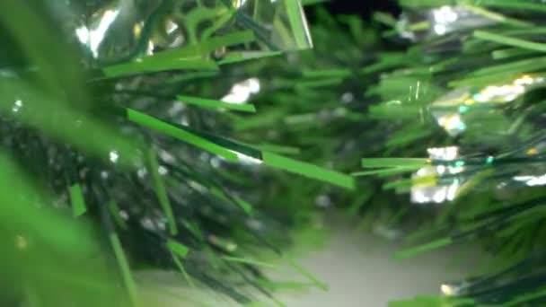 Extreem close-up, gedetailleerd, helder glanzend metallic tinsel. Kerstmis achtergrond — Stockvideo