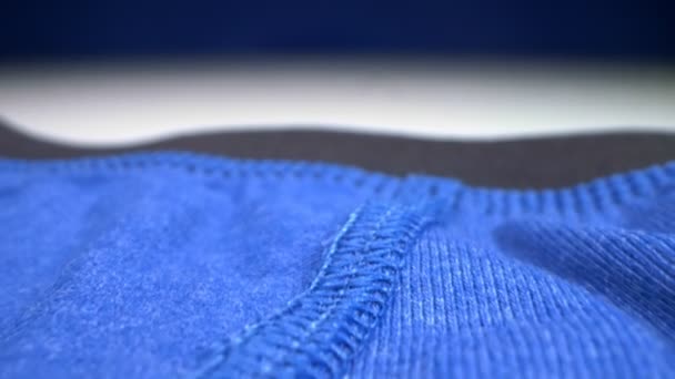Extrémní detailní záběr. švy na modrých pánských kalhotkách — Stock video