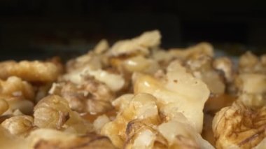  Yakın plan, detaylı. Pastaya çikolata kremalı ve cevizli. arka plan yemekleri