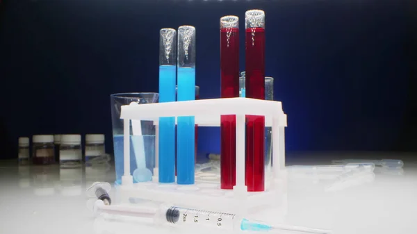 Ekstrim close-up, rinci. reagen dalam stoples dan tabung uji dengan cairan multi-warna — Stok Foto