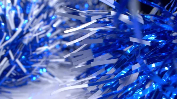 Extreme Nahaufnahme, detailverliebt, metallisch glänzendes Lametta. Weihnachtlicher Hintergrund — Stockfoto