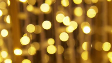 Arka plan bulanık. kopyalama alanı. Altın renkli çelenkler ve mavi fişekler.