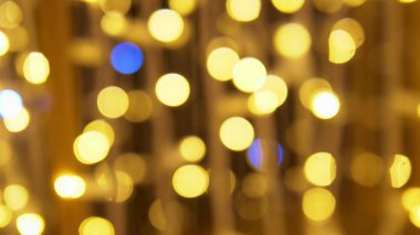 Arka plan bulanık. kopyalama alanı. Altın renkli çelenkler ve mavi fişekler.