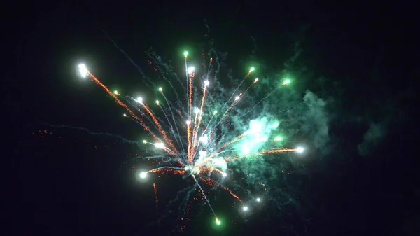 Fechar fogos de artifício flare multicoloridos na noite céu negro — Fotografia de Stock