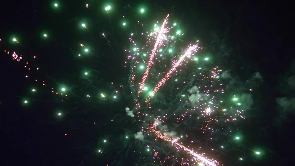 Cerrar fuegos artificiales llamaradas multicolores en el cielo negro de la noche — Foto de Stock