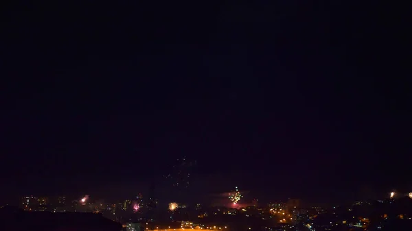 Πολλές λάμψεις πυροτεχνημάτων πάνω από τη νυχτερινή πόλη. γενική αργία — Φωτογραφία Αρχείου