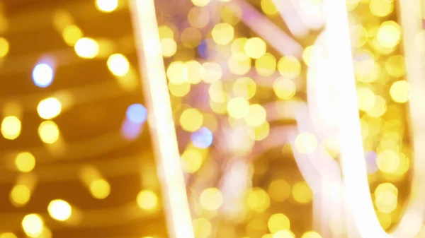 Fundo desfocado. espaço de cópia. Luzes douradas guirlanda com flares azuis — Fotografia de Stock