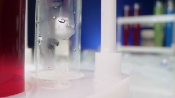 Πολύ κοντινό πλάνο, λεπτομερές. αντιδραστήρια σε δοχεία και δοκιμαστικούς σωλήνες με πολύχρωμο υγρό — Αρχείο Βίντεο