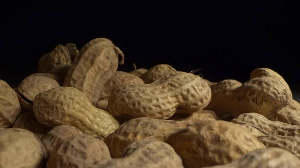 Extrem hautnah, detailliert. Erdnüsse in Schalen auf dunklem Hintergrund — Stockfoto