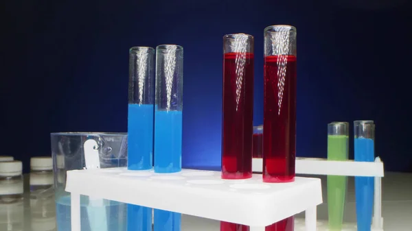 Ekstrim close-up, rinci. reagen dalam stoples dan tabung uji dengan cairan multi-warna Stok Gambar Bebas Royalti