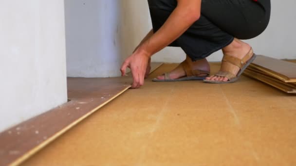 Primer plano. constructor masculino rompe el viejo suelo laminado en el apartamento — Vídeos de Stock