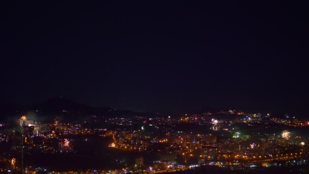Wiele przebłysków fajerwerków nad nocnym miastem. święto ogólne — Wideo stockowe