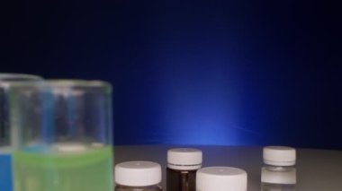Aşırı yakın plan, detaylı. Kavanozlarda ve test tüplerinde çok renkli sıvılar var.