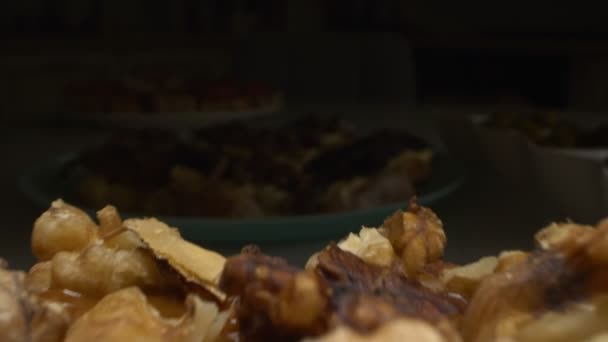 Κοντινό πλάνο, λεπτομερής. κρέμα σοκολάτας και καρύδια στην τούρτα. τρόφιμα υποβάθρου — Αρχείο Βίντεο