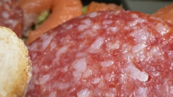 Gros plan extrême, détaillé. sandwichs au poisson et saucisses sur un plateau — Video