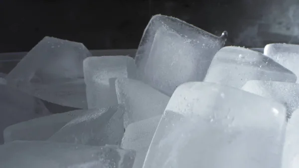 Rendkívül közeli, részletes. jégkockák átlátszó műanyag tartályban — Stock Fotó