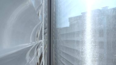 Aşırı yakın plan, detaylı. Demir panjurlar ve pencere arasındaki görünüm