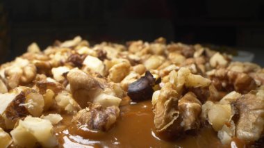  Yakın plan, detaylı. Pastaya çikolata kremalı ve cevizli. arka plan yemekleri