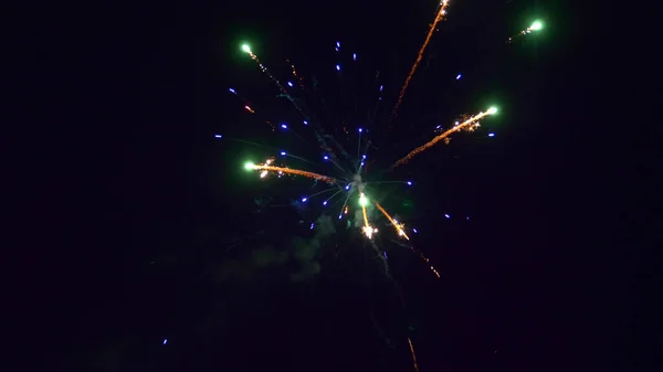 Cerrar fuegos artificiales llamaradas multicolores en el cielo negro de la noche — Foto de Stock