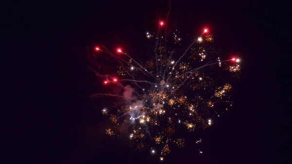 Zbliżenie wielokolorowe fajerwerki flare na nocnym czarnym niebie Obrazek Stockowy