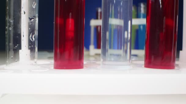 Primer plano extremo, detallado. reactivos en frascos y tubos de ensayo con líquido multicolor — Vídeos de Stock