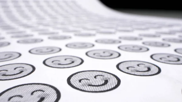 Fundo de sorrisos. ícones com rostos sorridentes em uma folha de papel. close-up — Fotografia de Stock